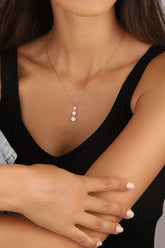 قلادة فضية عمودية بثلاثة أحجار