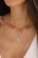 قلادة فضية عليها علامة الرابية