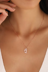 قلادة فضية عليها علامة الرابية