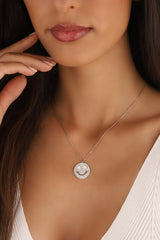 قلادة فضية بحجر أبيض عليها رمز تعبيري للوجه المبتسم، قلادة وجه مبتسم، قلادة ابتسامة