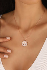 قلادة فضية بحجر أبيض عليها رمز تعبيري للوجه المبتسم، قلادة وجه مبتسم، قلادة ابتسامة