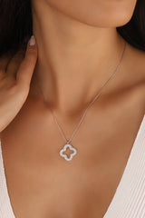 قلادة فضية على شكل زهرة البرسيم من ستون هولو