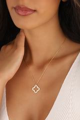 قلادة فضية على شكل زهرة البرسيم من ستون هولو