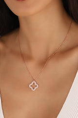 قلادة فضية على شكل زهرة البرسيم من ستون هولو