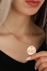 قلادة من حجر أبيض مكتوب عليها لفظ الجلالة "الله"، هدية إسلامية بخط عربي فارسي