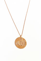 قلادة من حجر أبيض مكتوب عليها لفظ الجلالة "الله"، هدية إسلامية بخط عربي فارسي