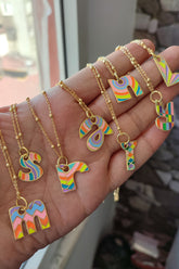 قلادة حروف من الفضة المطلية بالمينا بألوان قوس قزح