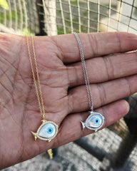 قلادة فضية على شكل سمكة مزينة بحجر الأوبال