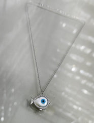 قلادة فضية على شكل سمكة مزينة بحجر الأوبال