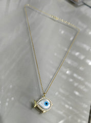 قلادة فضية على شكل سمكة مزينة بحجر الأوبال