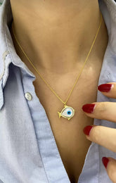 قلادة فضية على شكل سمكة مزينة بحجر الأوبال