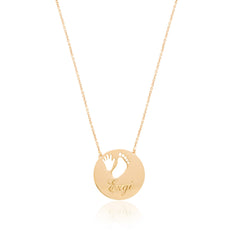 قلادة من الفضة الإسترلينية تحمل اسم الطفل مع بصمات يد وقدم الطفل