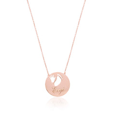 قلادة من الفضة الإسترلينية تحمل اسم الطفل مع بصمات يد وقدم الطفل