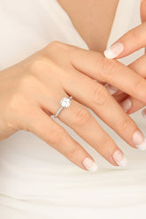 خاتم خطوبة مرصع بحجر سواروفسكي الفضي