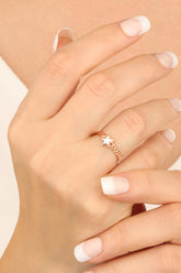 خاتم مفصلي من الفضة على شكل نجمة مطلية بالمينا الأبيض