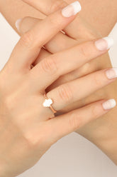 خاتم فضة مطلي بالمينا الأبيض على شكل يد أم فاطمة