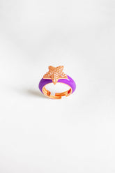 خاتم فضة بحجر أبيض مطلي بالمينا الأرجواني