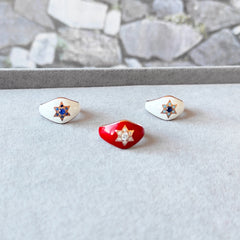 خاتم فضة مطلي بالمينا الأحمر على شكل نجمة من الحجر الأبيض