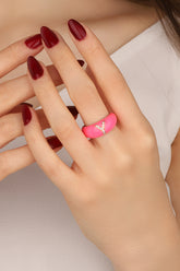 خاتم حرف فضي مطلي بالمينا باللون الوردي الداكن