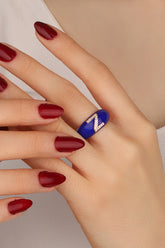 خاتم حروف فضي مطلي بالمينا باللون الأزرق الداكن