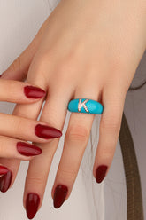 خاتم حروف من الفضة المطلية بالمينا الفيروزي الداكن