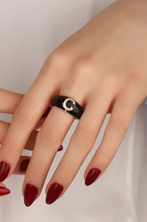 خاتم حرف فضي مطلي بالمينا الأسود