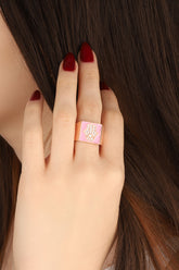 خاتم مربع فضي مطلي بالمينا الوردي على شكل همسة