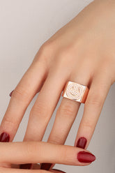 خاتم فضي مربع بحجر مينا أبيض مزين برموز تعبيرية مبتسمة