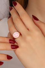 خاتم فضي مطلي بالمينا الوردي مع رموز تعبيرية مبتسمة