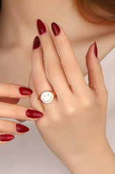 خاتم فضي مطلي بالمينا الأبيض على شكل رمز تعبيري مبتسم