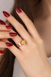 خاتم فضي كبير الحجم من حجر الكريستال الأصفر المستطيل