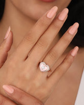 خاتم من الفضة الإسترلينية على شكل قلب من حجر المينا الوردي، وخاتم من الزركون المكعب