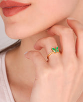 خاتم فضة على شكل فراشة مع حجر أخضر زمردي اللون