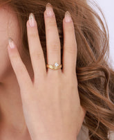 خاتم فضة مرصع بأحجار بيضاء على شكل قلب