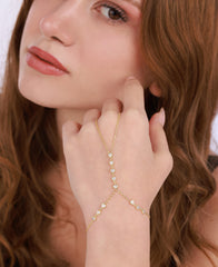 سوار فضي على شكل سلسلة أصابع مع قلب من الحجر الأبيض