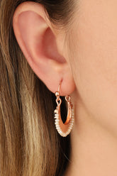 أقراط فضية كبيرة باللون الأبيض