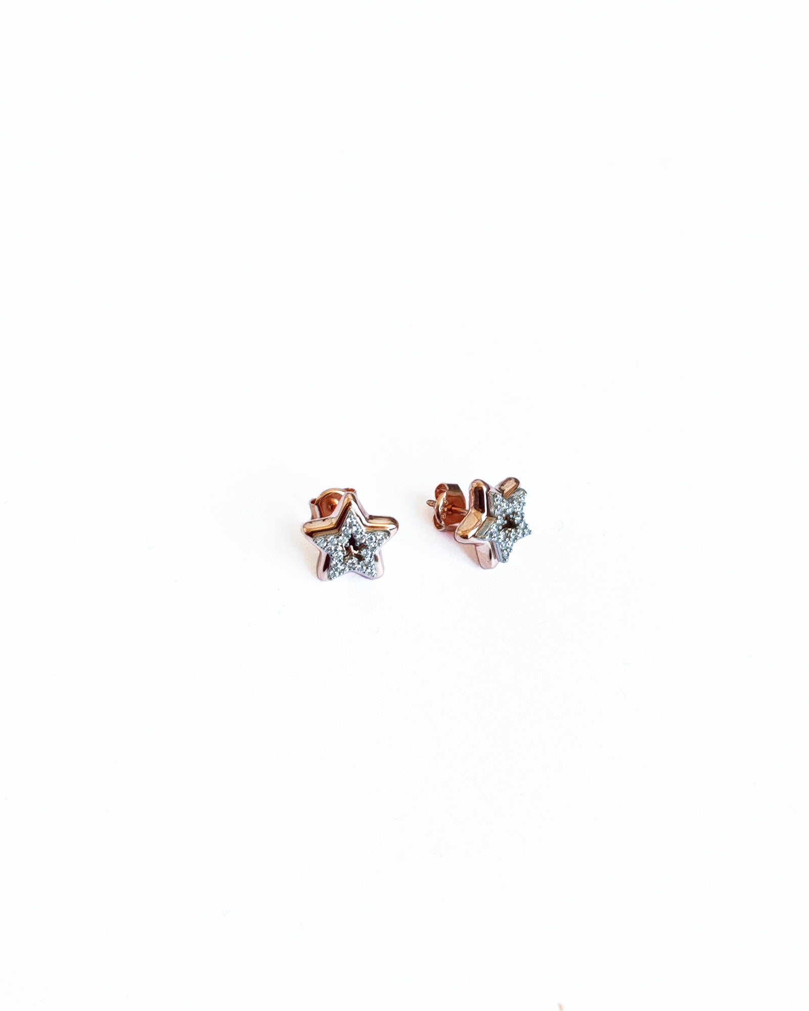 أقراط فضية مرصعة بالنجوم بلونين