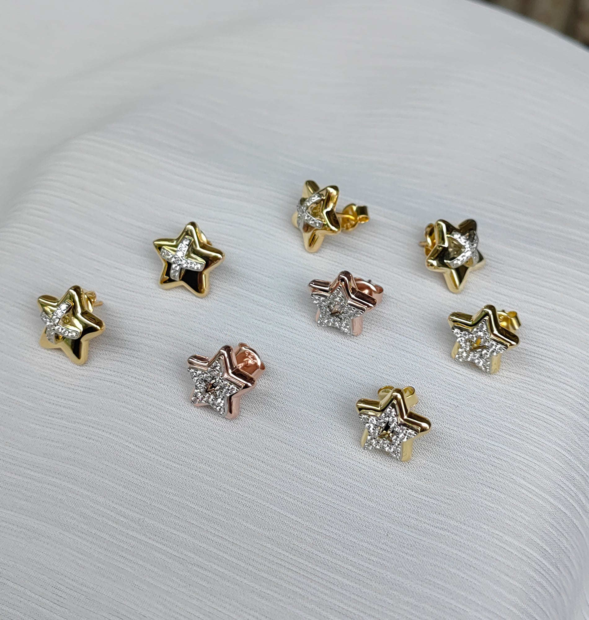 أقراط فضية مرصعة بالنجوم بلونين