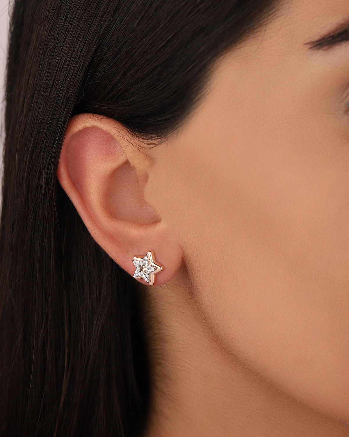 أقراط فضية مرصعة بالنجوم بلونين