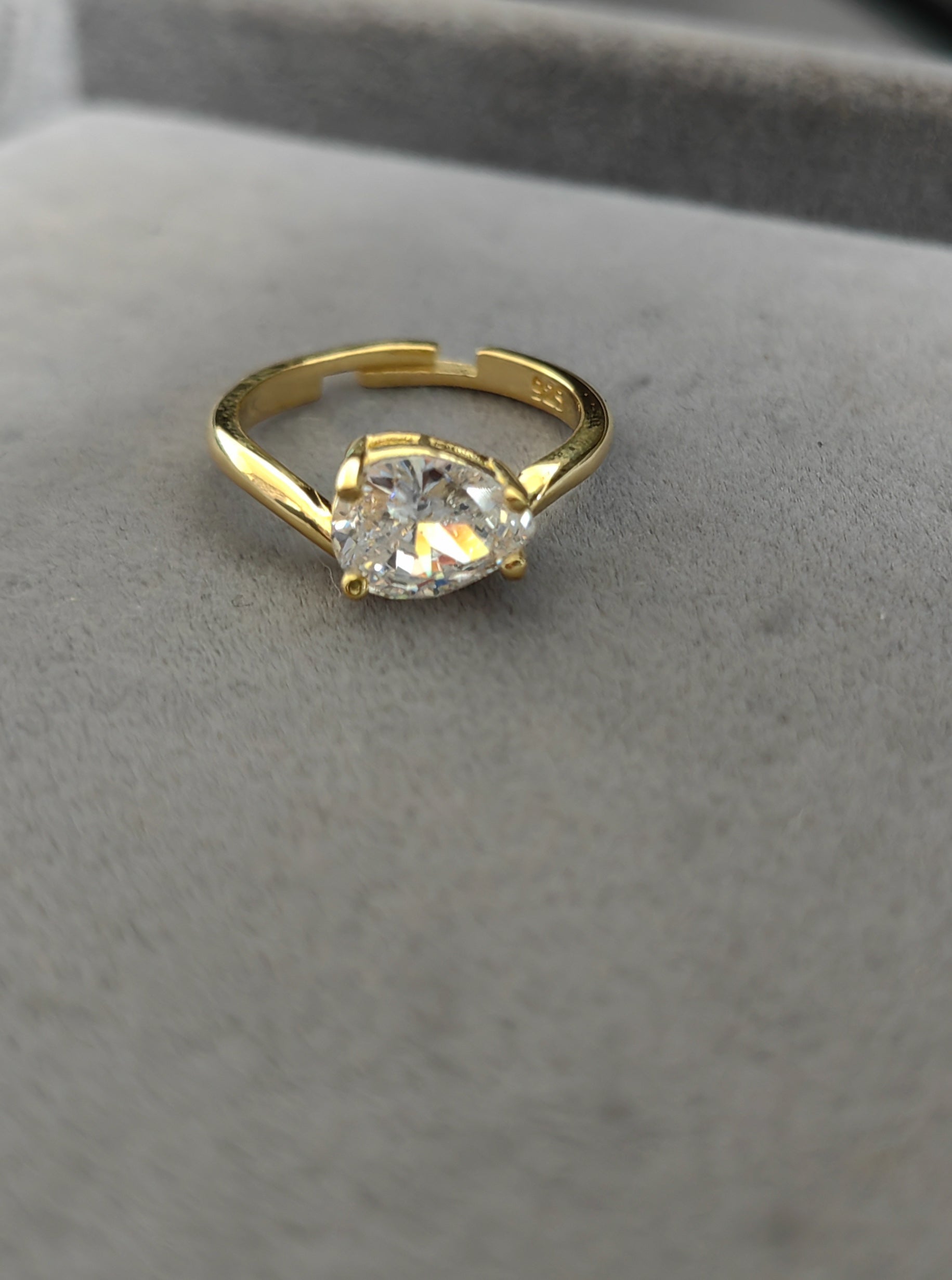 Elegant Sterling Silver Zircon Ring – White Sparkling Stone