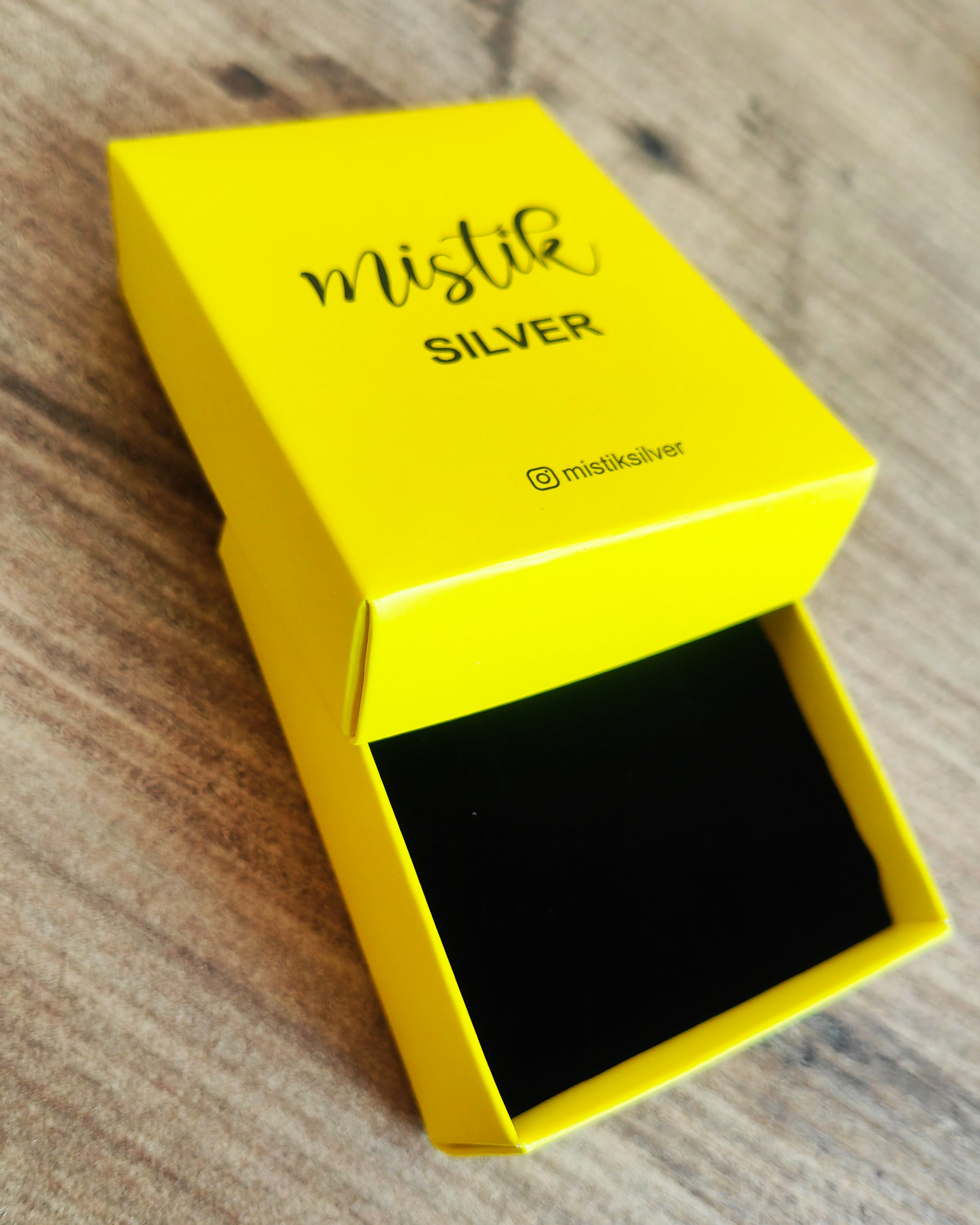 قلادة فضية بحجر أنيق