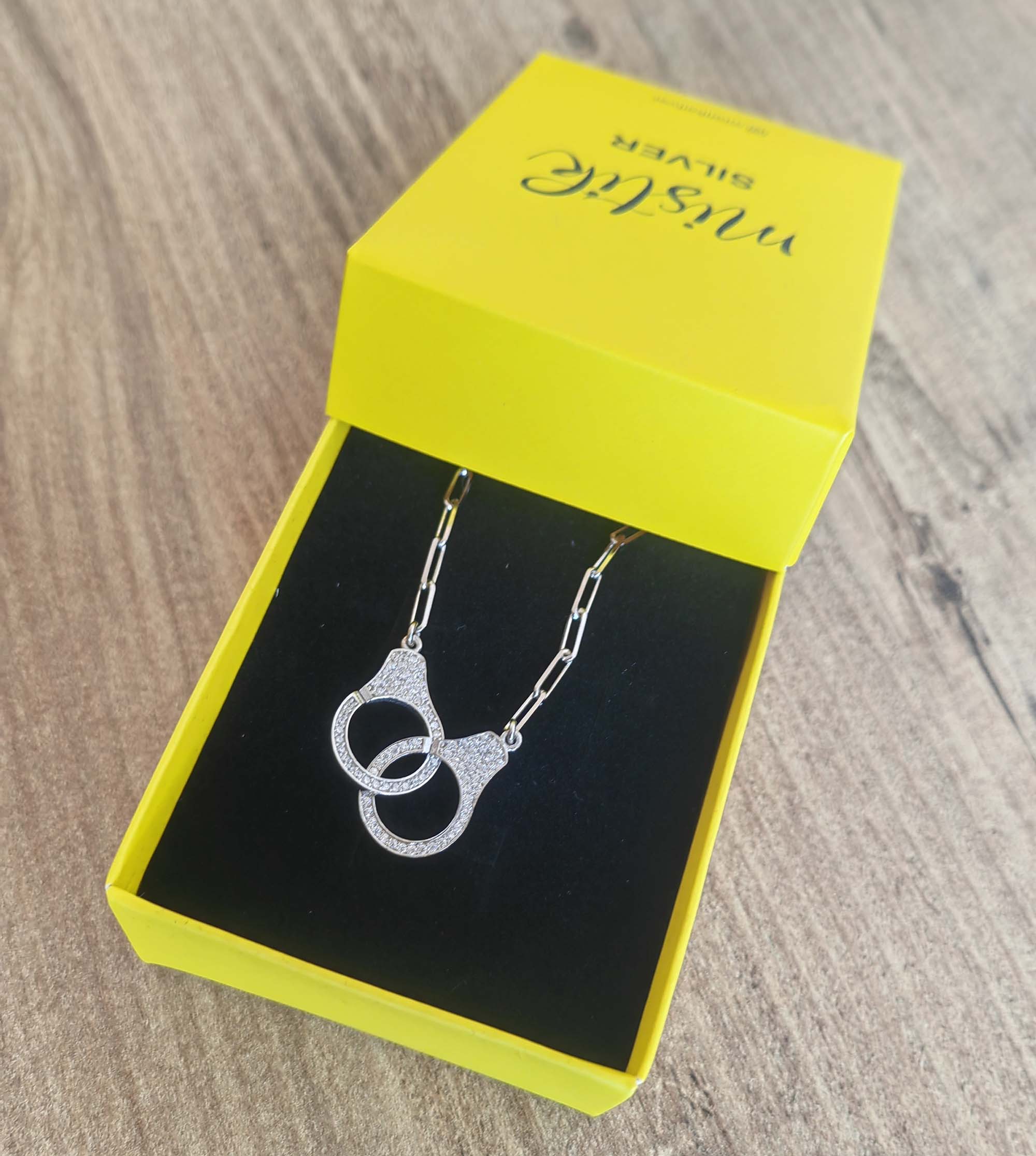 سوار فضي مزين بأحجار بيضاء