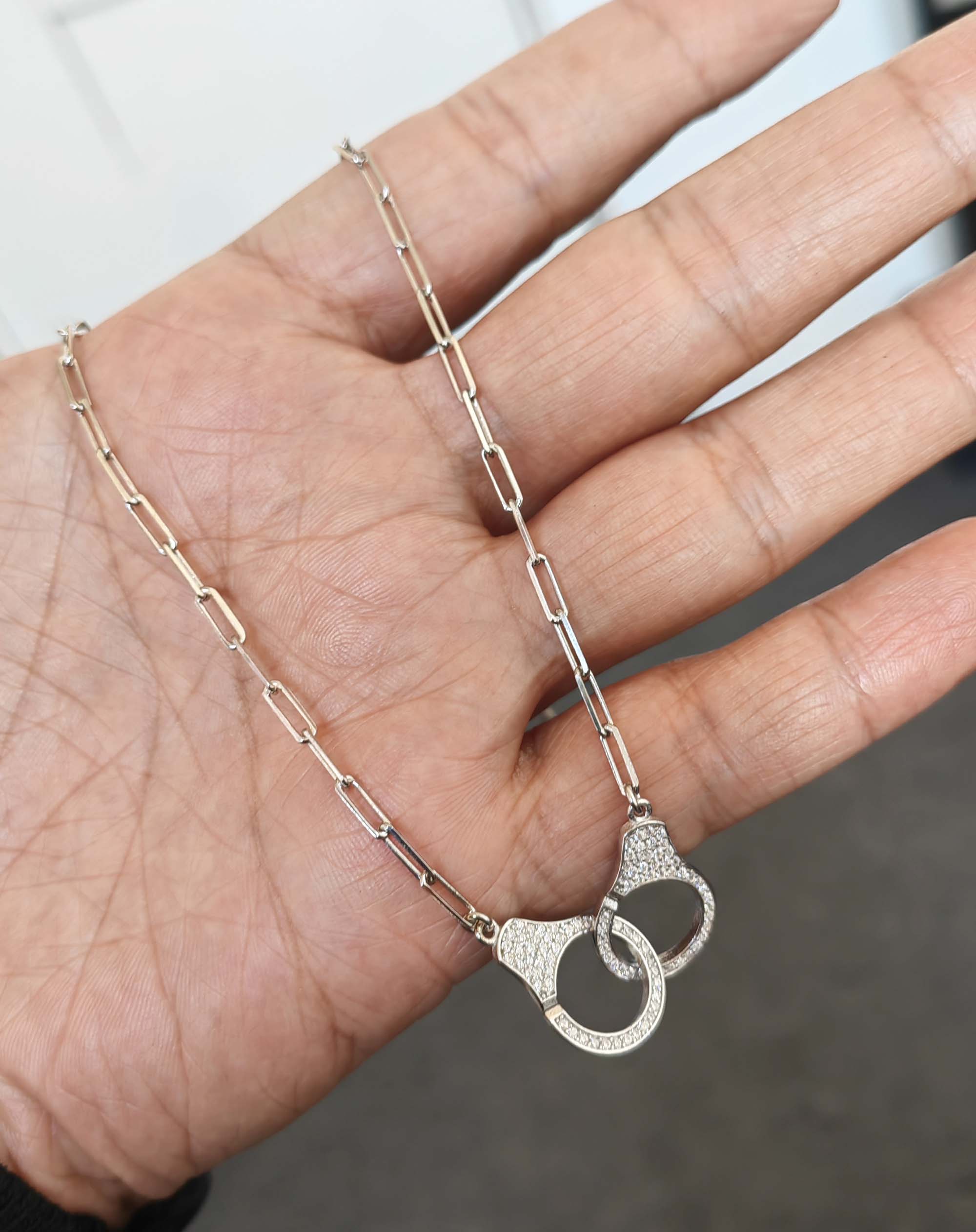 سوار فضي مزين بأحجار بيضاء