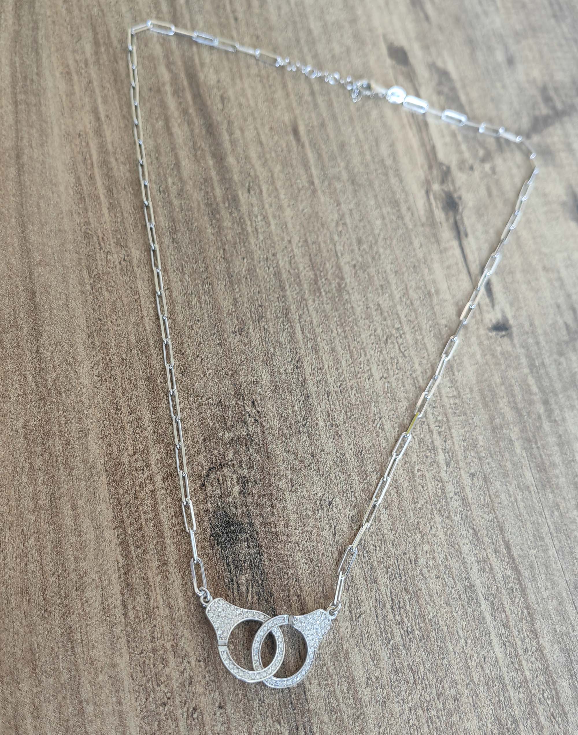 سوار فضي مزين بأحجار بيضاء